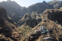 Cabo Verde, Santo Antao, Ponta do Sol, Fontainhas, Montañas paisaje con pequeño pueblo en roca - foto de stock