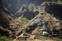 Capo Verde, Santo Antao, Caibros de Ribeira de Jorge, paesaggio montano panoramico con piccolo villaggio nella valle — Foto stock