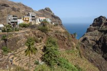 Cabo Verde, Santo Antao, Ponta do Sol, Fontainhas, Pequeño pueblo en las montañas junto al mar - foto de stock