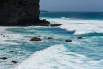 Cabo Verde, Santo Antao, A ilha de Santo Antao é a península de Cabo Verde, ondas quebrando pela costa rochosa — Fotografia de Stock