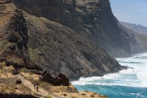 Cabo Verde, Santo Antao, Turistas en la carretera por la costa rocosa escénica con la vieja ruina - foto de stock