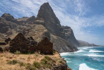 África, Cabo Verde, Santo Antao, Ondas quebrando por rochas cênicas no litoral — Fotografia de Stock