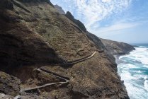 Cabo Verde, Santo Antao, Vista panorâmica da costa rochosa com estrada na borda — Fotografia de Stock