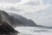 Cap Vert, Santo Antao, La côte de Santo Antao avec des rochers par temps orageux — Photo de stock
