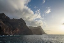Capo Verde, Santo Antao, Ponta do Sol, Costa di Santo Antao, paesaggio roccioso con cielo nuvoloso — Foto stock