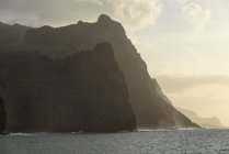 Кабо-Верде, Санто-Антао, Понта-ду-Соль, побережье Санто-Антао с высокими скалами на закате — стоковое фото