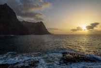 Kap Verde, Santo Antao, Ponta do Sol, Sonnenuntergang in Ponta do Sol am felsigen Ufer — Stockfoto