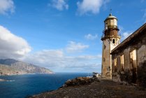Cap Vert, Santo Antao, La côte de Santo Antao, bâtiment phare et paysage marin sur le backgroud — Photo de stock