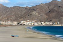 Cabo Verde, Sao Vicente, Sao Pedro, Paisaje costero escénico con pueblo costero y barco en la orilla - foto de stock
