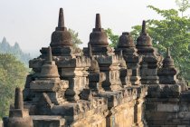 Indonesia, Jawa Tengah, Magelang, Tempio buddista Borobudur in Giava centrale, paesaggio montano sullo sfondo — Foto stock