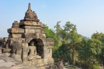 Indonesia, Java Tengah, Magelang, Complejo del Templo de Borobudur, Templo Budista con estatua en paisaje natural - foto de stock