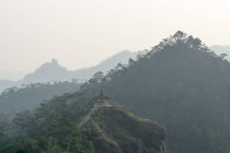Indonesien, Java Tengah, Menoreh, Menoreh-Gebirge, Puncak Suroloyo, Luftaufnahme mit bewaldeten Bergen — Stockfoto