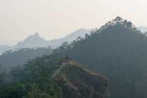 Indonesia, Java Tengah, Minorca, piattaforma panoramica nella nebbia, catena montuosa di Minorca, Puncak Suroloyo — Foto stock