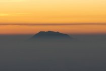 Indonesia, Java Tengah, Wonosobo, Stratovulkan Gunung Sumbing en la niebla - foto de stock
