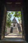 Indonésie, Java, Bantoul, entrée du cimetière, escalier menant au temple Makam Raja-Raja Surakarta — Photo de stock