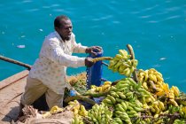 Man loading bananas in boat, Isola di Pemba, Zanzibar, Tanzania — Foto stock