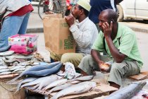 Мужчины продавцы рыбы на уличном рынке, Zanzibar Stone Town, Занзибар, Занзибар, Танзания — стоковое фото