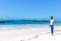 Tanzanie, Zanzibar, Nungwi, garçon sur la plage de Nungwi, Dhau-Bau — Photo de stock