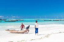 Tanzania, Zanzibar, Nungwi, boy on beach of Nungwi, Dhau-Bau — Stock Photo