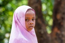 Retrato de niña africana en el fondo de la naturaleza, Isla de Pemba, Zanzíbar, Tanzania - foto de stock