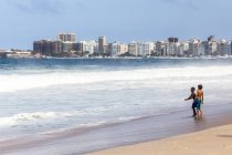 Brasile, Rio de Janeiro, Due bambini che giocano sulla spiaggia di Copacabana — Foto stock