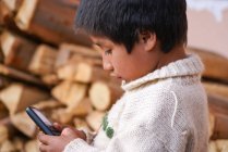 Pérou, Urubamba, garçon jouant avec le téléphone mobile — Photo de stock