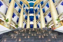 Emirati Arabi Uniti, Dubai, Burj el Arab, Lobby of 7-star hotel — Foto stock