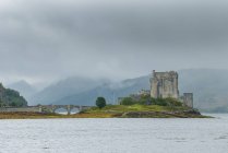 United Kingdom, Scotland, Highland, Dornie, View of Eilean Donan Castle, Eilean Donan Castle, Loch Duich, Scottish Clan Macrae — стоковое фото