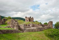 Reino Unido, Escócia, Highland, Inverness, Vista do Castelo de Urquhart em Loch Ness, Castelo de Urquhart, ruína do castelo em Loch Ness — Fotografia de Stock