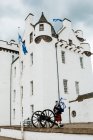 Masculino gaitero antes del Castillo Blair en Blair Atholl, Perth and Kinross, Escocia, Reino Unido - foto de stock