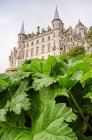 Сполучені Штати Америки, Шотландії, Highland, Golspie, замок Dunrobin переглянути з зелений сад — стокове фото