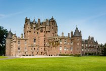 United Kingdom, Scotland, Angus, Front view of Glamis Castle, Shakespeare Macbeth — Stock Photo