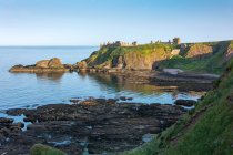 Vereinigtes Königreich, Schottland, Aberdeenshire, Stonehaven, Burgruinen von Dunnottar an der Küste in der Abendsonne — Stockfoto