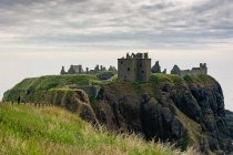 Regno Unito, Scozia, Aberdeenshire, Stonehaven, Dunnottar Castle rovine ed edifici storici sulla scogliera in riva al mare — Foto stock