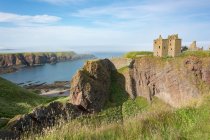 Reino Unido, Escócia, Aberdeenshire, Stonehaven, Dunnottar Castle ruínas no penhasco costeiro, nevoeiro sobre o mar ao fundo — Fotografia de Stock