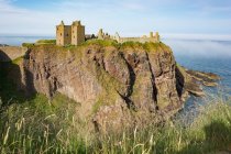 Royaume-Uni, Écosse, Aberdeenshire, Stonehaven, Dunnottar Château ruines sur la falaise côtière au soleil du soir — Photo de stock