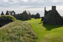 Великобритания, Шотландия, Абердиншир, Стоунхейвен, руины замка Данноттар и исторические здания — стоковое фото