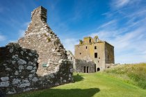 Великобритания, Шотландия, Абердишир, Стоунхейвен, развалины замка Данноттар — стоковое фото