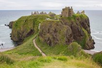 United Kingdom, Scotland, Aberdeenshire, Stonehaven, Dunnottar Castle ruins on the coastal cliff, moody seascape view — Stock Photo