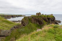 Великобритания, Шотландия, Абердишир, Стоунхейвен, развалины замка Данноттар на морском побережье — стоковое фото