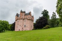 Regno Unito, Scozia, Aberdeenshire, Craigievar, Craigievar Castle su una verde collina erbosa — Foto stock