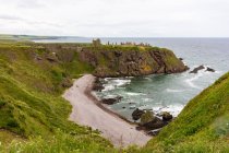 Reino Unido, Escocia, Aberdeenshire, Stonehaven, Dunnottar Castle ruins on the coastal cliff, moody sea cape view - foto de stock