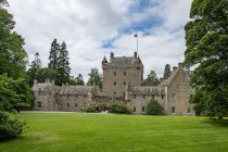 Reino Unido, Escocia, Highland, Nairn, Cawdor Vistas al castillo desde el jardín - foto de stock