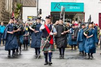 Великобритания, Шотландия, Isle of Skye Pipe Band играет на волынке — стоковое фото