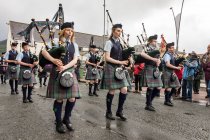 Reino Unido, Scotland, Isle of Skye Pipe Band tocando en gaitas - foto de stock