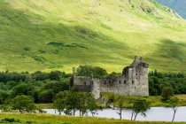 Сполучене Королівство Шотландія Argyll і б'ють, Dalmally, Loch Awe, переглянути руїни Kilchurn замку — стокове фото