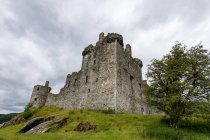 Великобритания, Шотландия, Аргайл и Бут, Далмалли, Рэббау, замок Килчурн на зеленом холме, вид снизу — стоковое фото