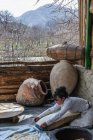 Arménie, province de Kotayk, Garni, Lavash est le pain typiquement arménien. Une pâte mince est collée à l'intérieur d'un four à bois en pierre. Les parallèles avec la porte Indian Tandoor sont évidents. — Photo de stock