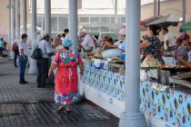 Verkäufer und Käufer in der Markthalle, Taschkent, Usbekistan — Stockfoto