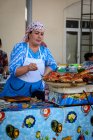 Marktfrau mit Lebensmittelangeboten, Taschkent, Usbekistan — Stockfoto